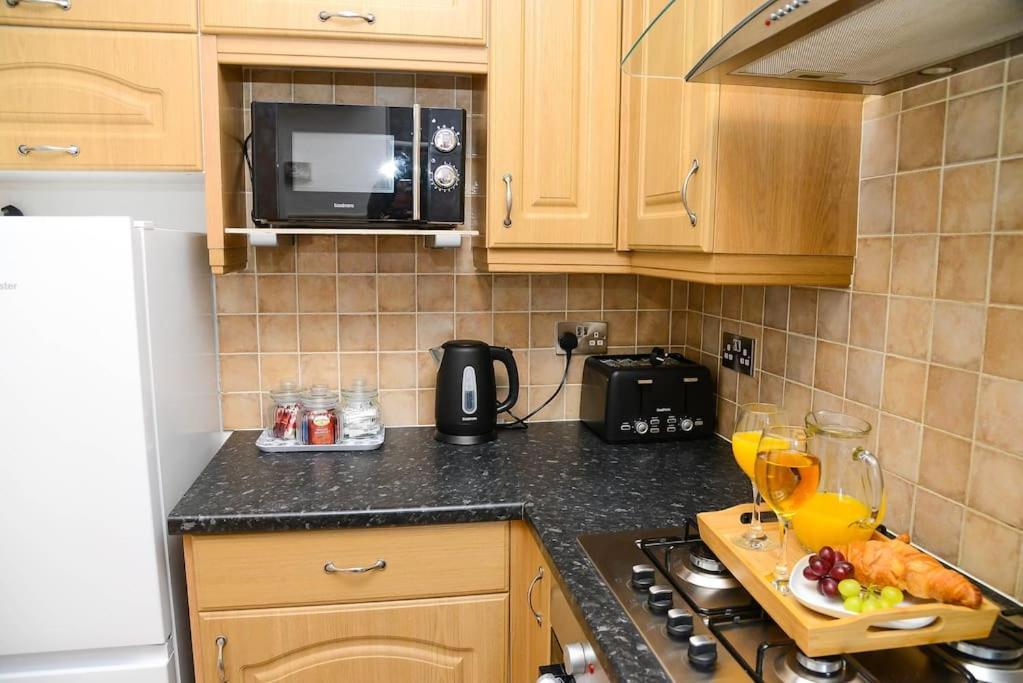 Delightful 2 Bed Town Centre House, Sleeps 4 Apartment บาร์นสลีย์ ภายนอก รูปภาพ