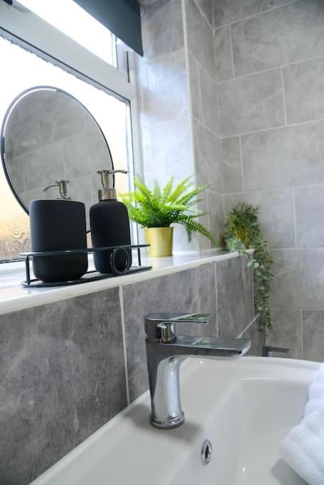 Delightful 2 Bed Town Centre House, Sleeps 4 Apartment บาร์นสลีย์ ภายนอก รูปภาพ