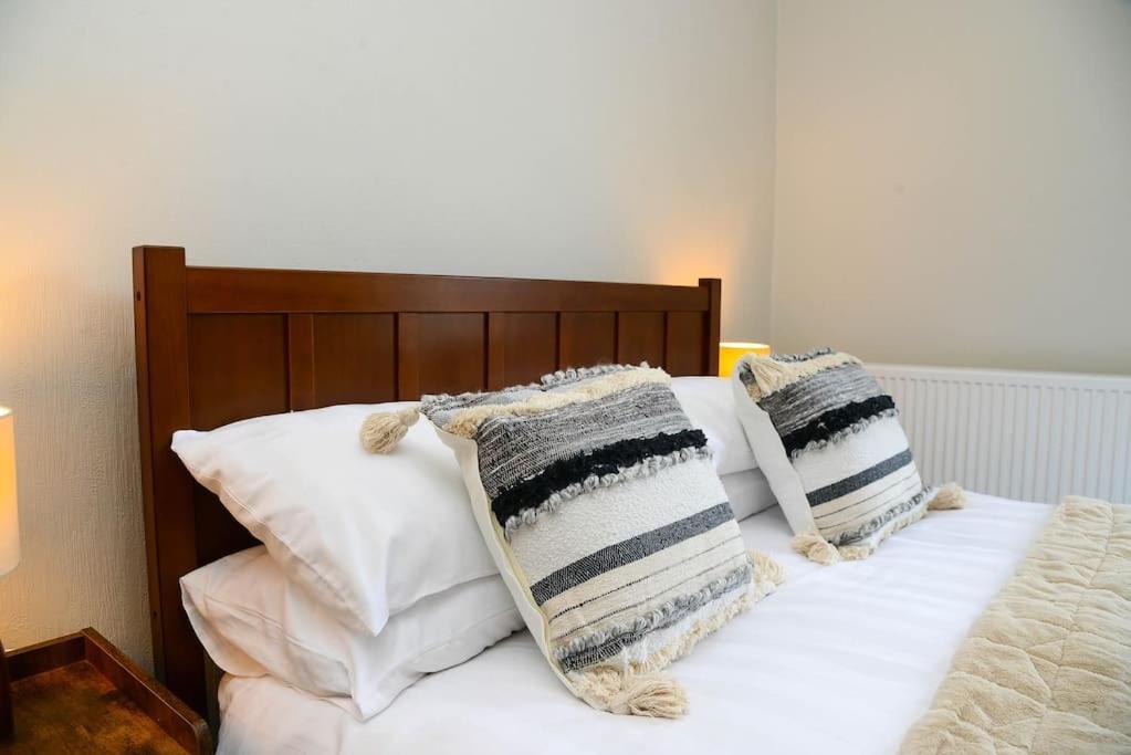 Delightful 2 Bed Town Centre House, Sleeps 4 Apartment บาร์นสลีย์ ภายนอก รูปภาพ