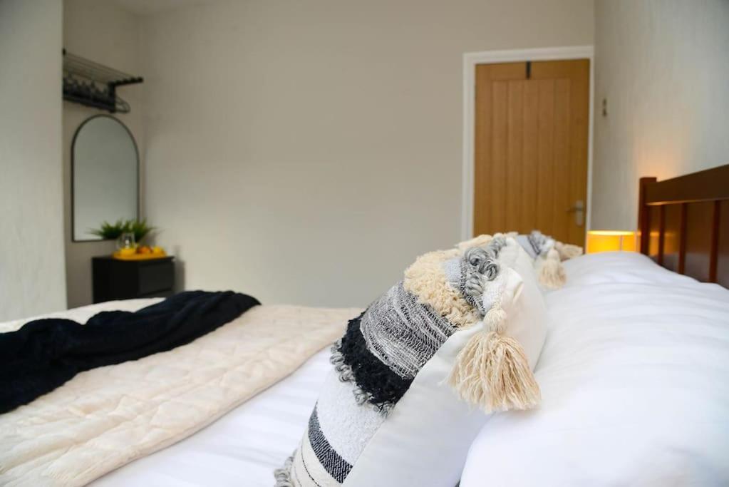 Delightful 2 Bed Town Centre House, Sleeps 4 Apartment บาร์นสลีย์ ภายนอก รูปภาพ