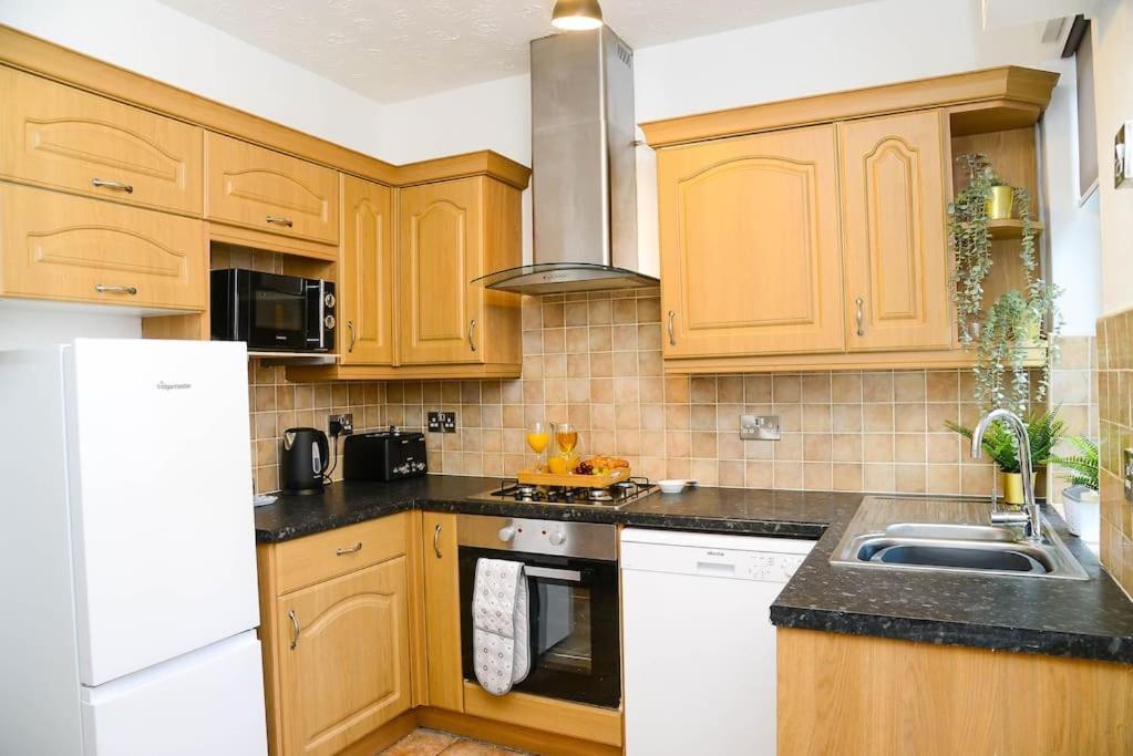 Delightful 2 Bed Town Centre House, Sleeps 4 Apartment บาร์นสลีย์ ภายนอก รูปภาพ