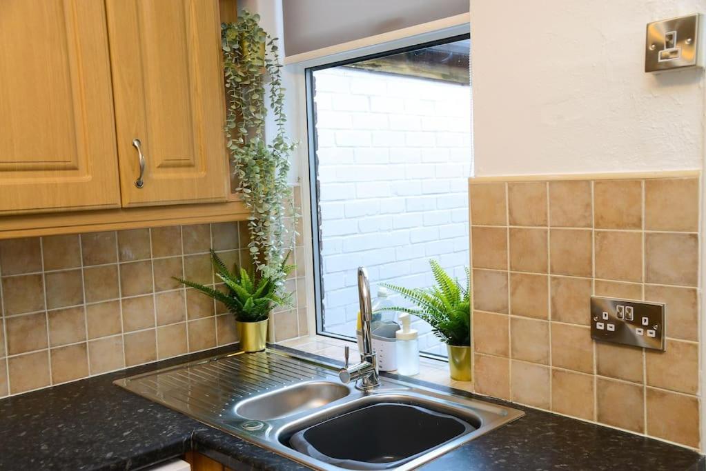 Delightful 2 Bed Town Centre House, Sleeps 4 Apartment บาร์นสลีย์ ภายนอก รูปภาพ