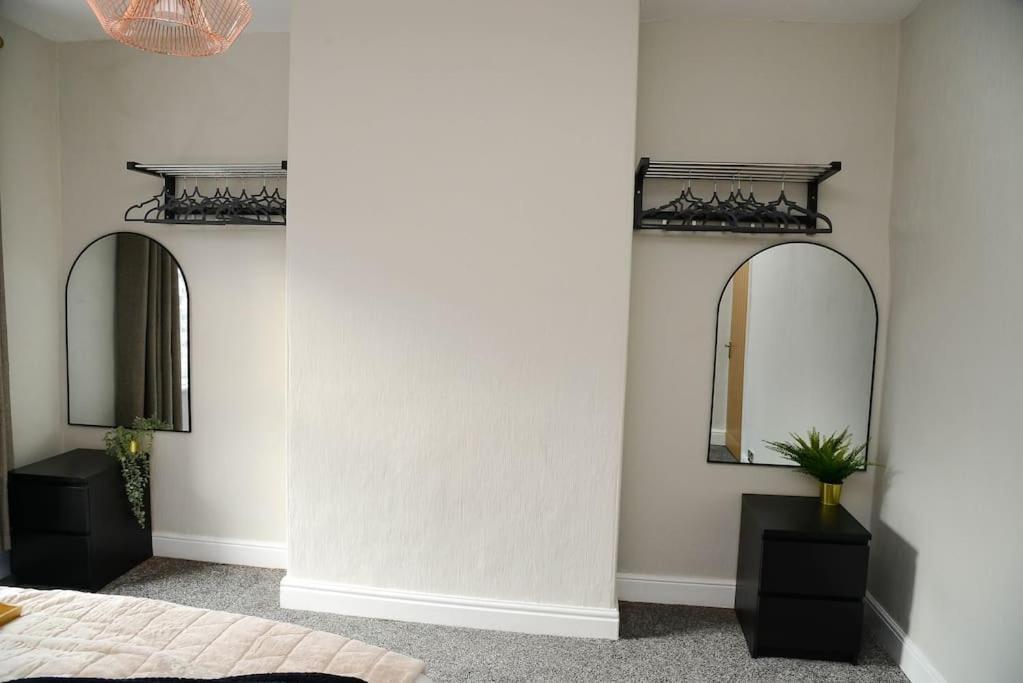 Delightful 2 Bed Town Centre House, Sleeps 4 Apartment บาร์นสลีย์ ภายนอก รูปภาพ
