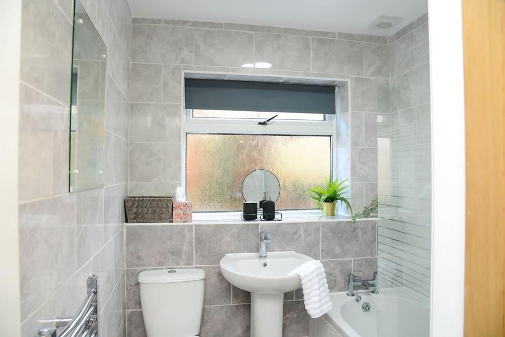 Delightful 2 Bed Town Centre House, Sleeps 4 Apartment บาร์นสลีย์ ภายนอก รูปภาพ