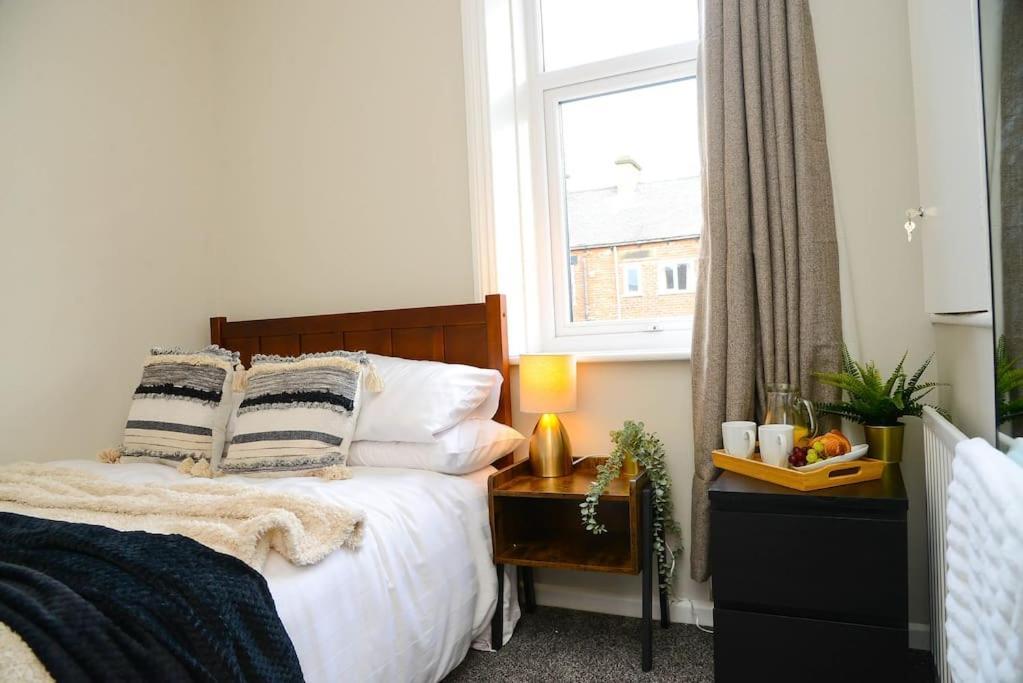 Delightful 2 Bed Town Centre House, Sleeps 4 Apartment บาร์นสลีย์ ภายนอก รูปภาพ